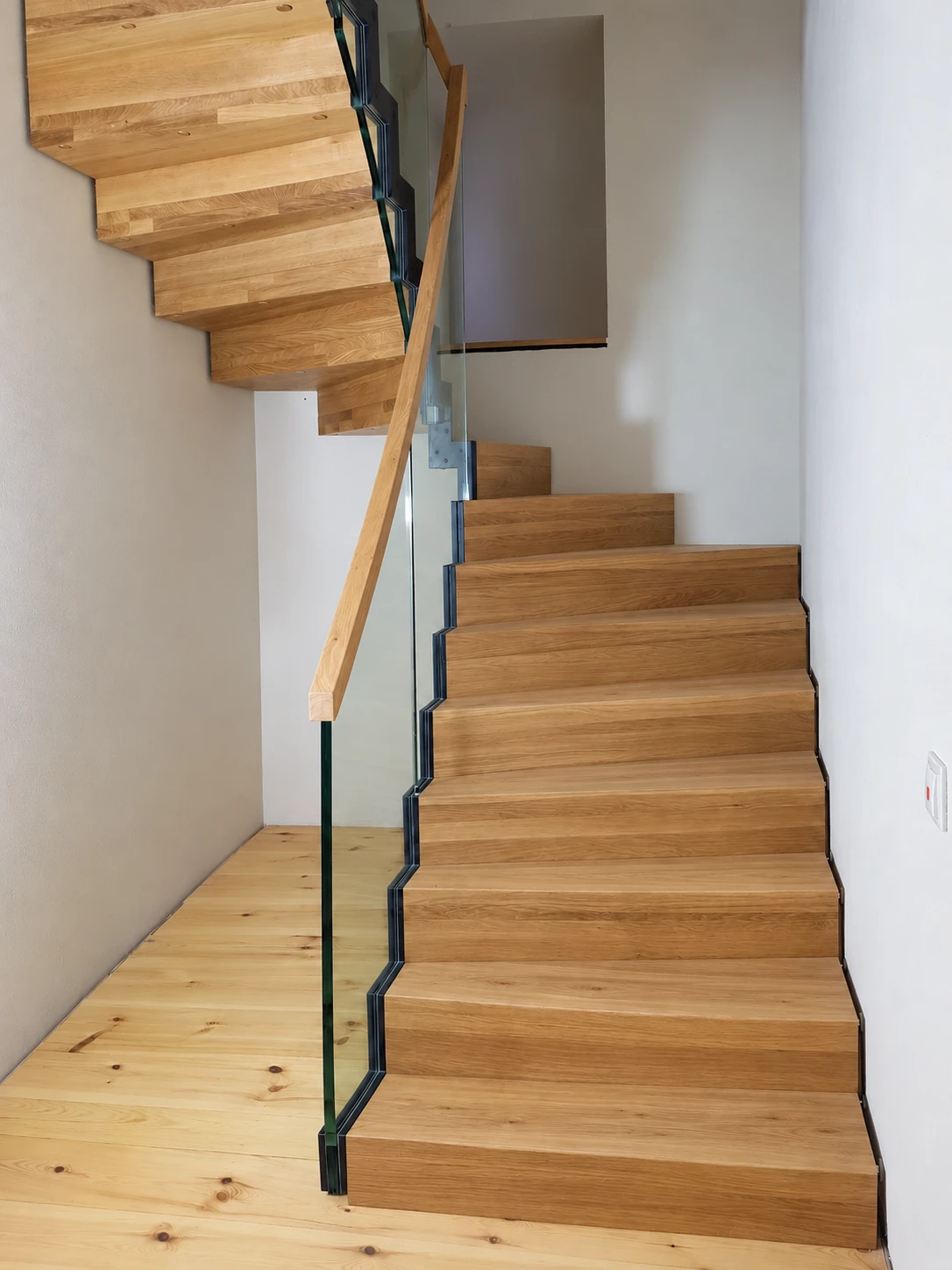 Faltwerktreppe mit Glasgeländer von unten