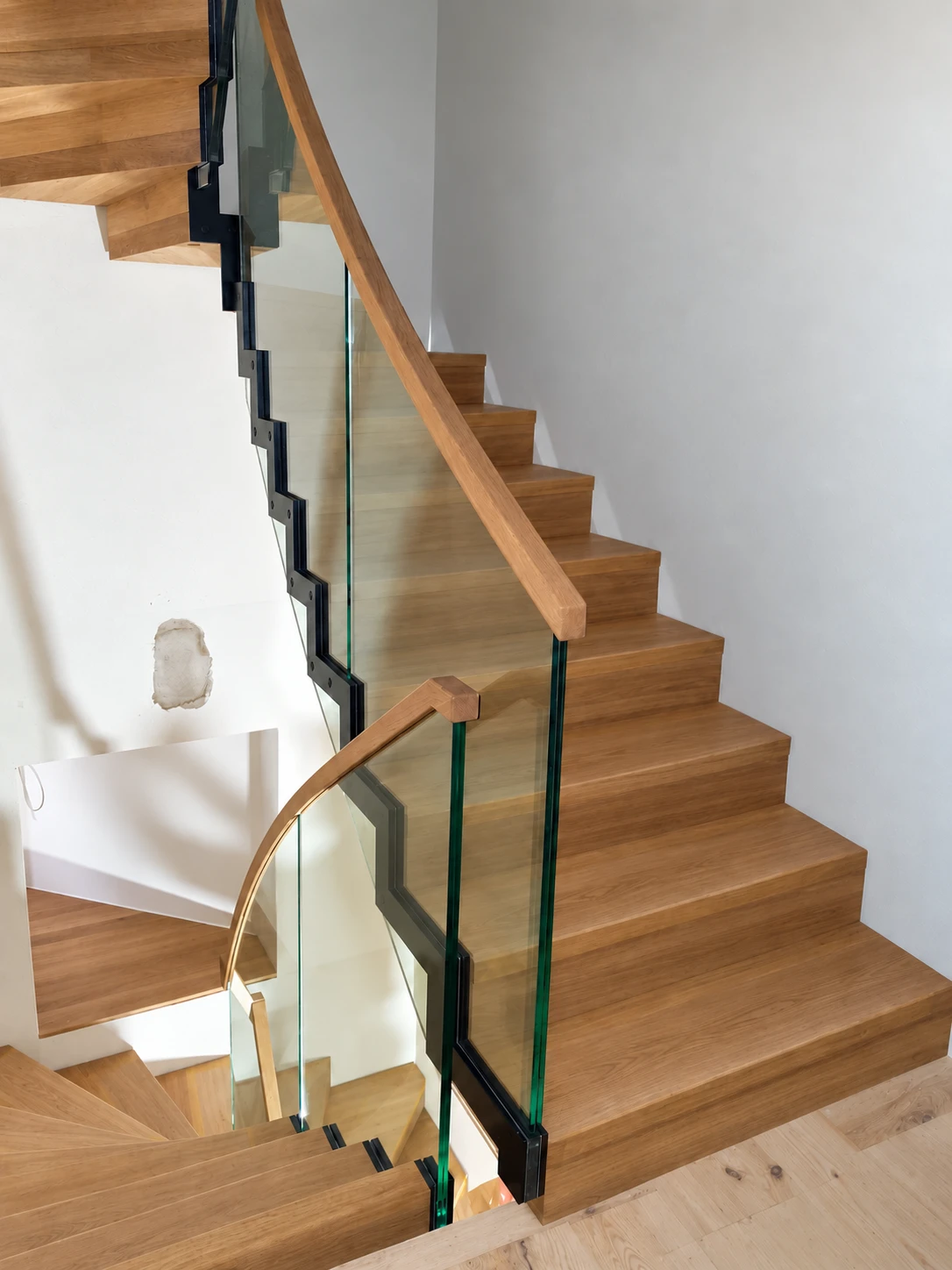 Glasgeländer und Holzstufen im Detail