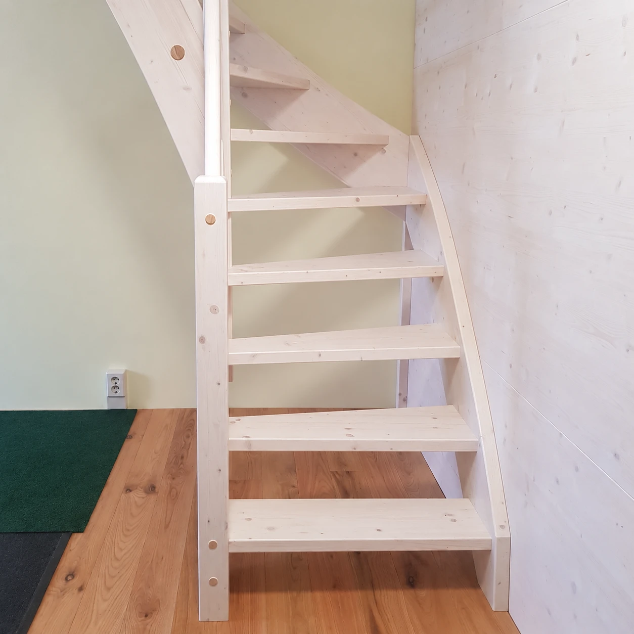 Unterer Lauf und Wendelung der Raumspartreppe